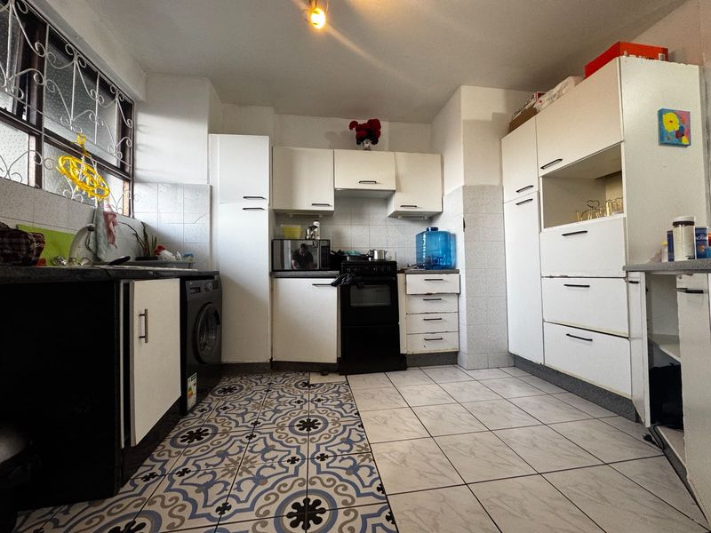 2-Bedroom Apartment For Sale . - Photo 4