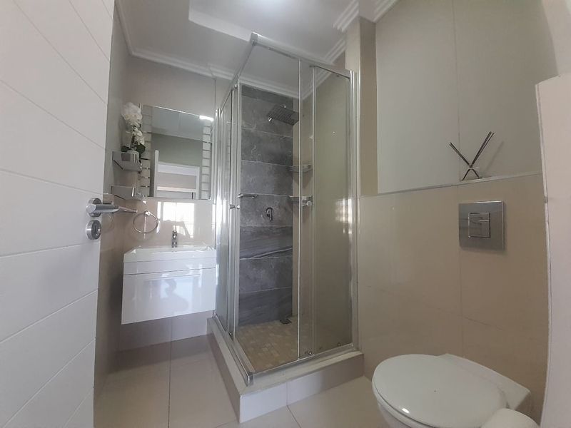 Elegant 3-Bedroom Apartment with Beautiful Sea Views & Dual Balconies - Photo 10