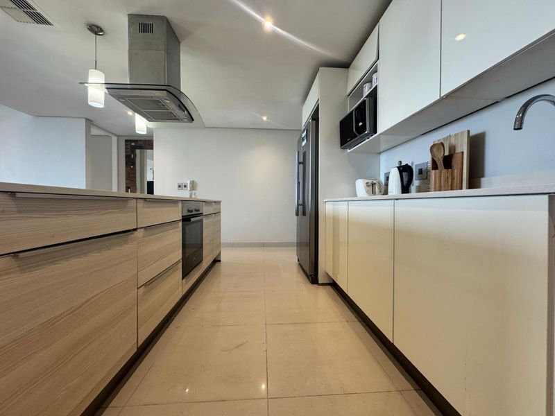 Elegant 3-Bedroom Apartment with Spectacular Sea Views in Herrwood Skye, Umhlanga. - Photo 4