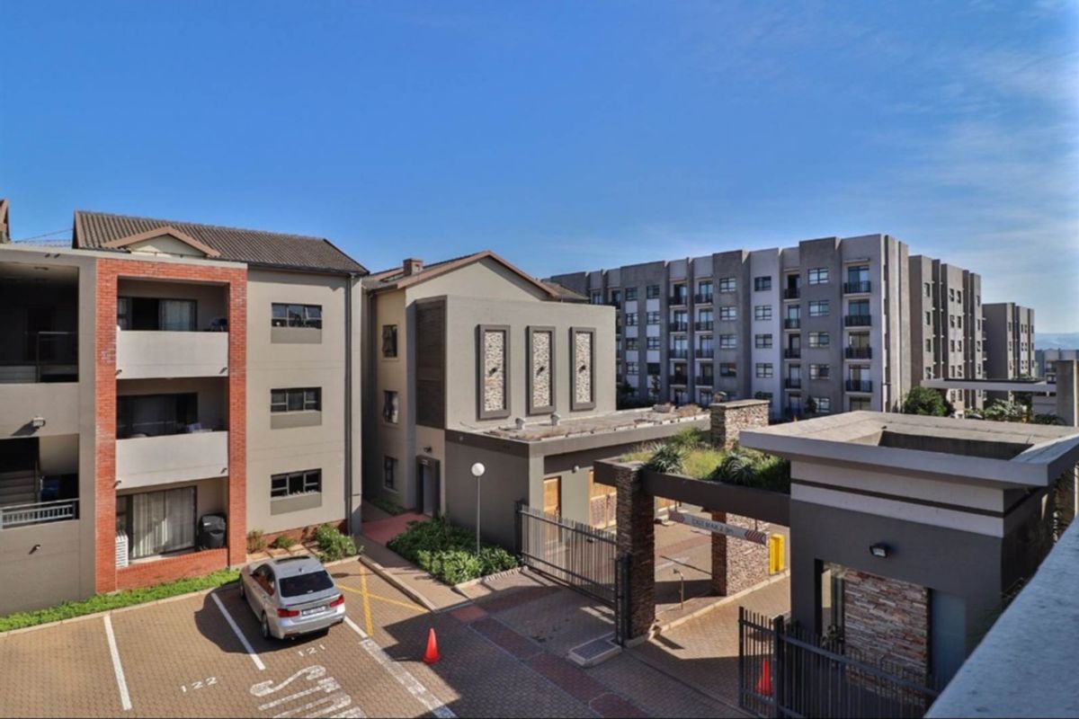Prime  Property Presents A Stunning Three  Bedroom Apartment Situated In Umhlanga Ridge - Photo 2