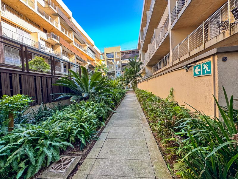 Modern 2 Bedroom, 2 Bathroom Apartment at The Auroras - Photo 2
