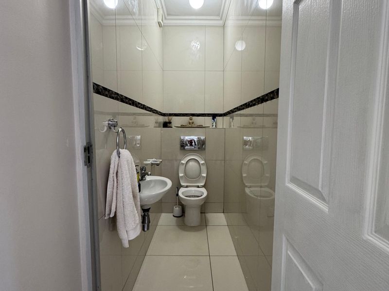 Elegant 3-Bedroom Home in Secure Edgemount Estate. - Photo 5
