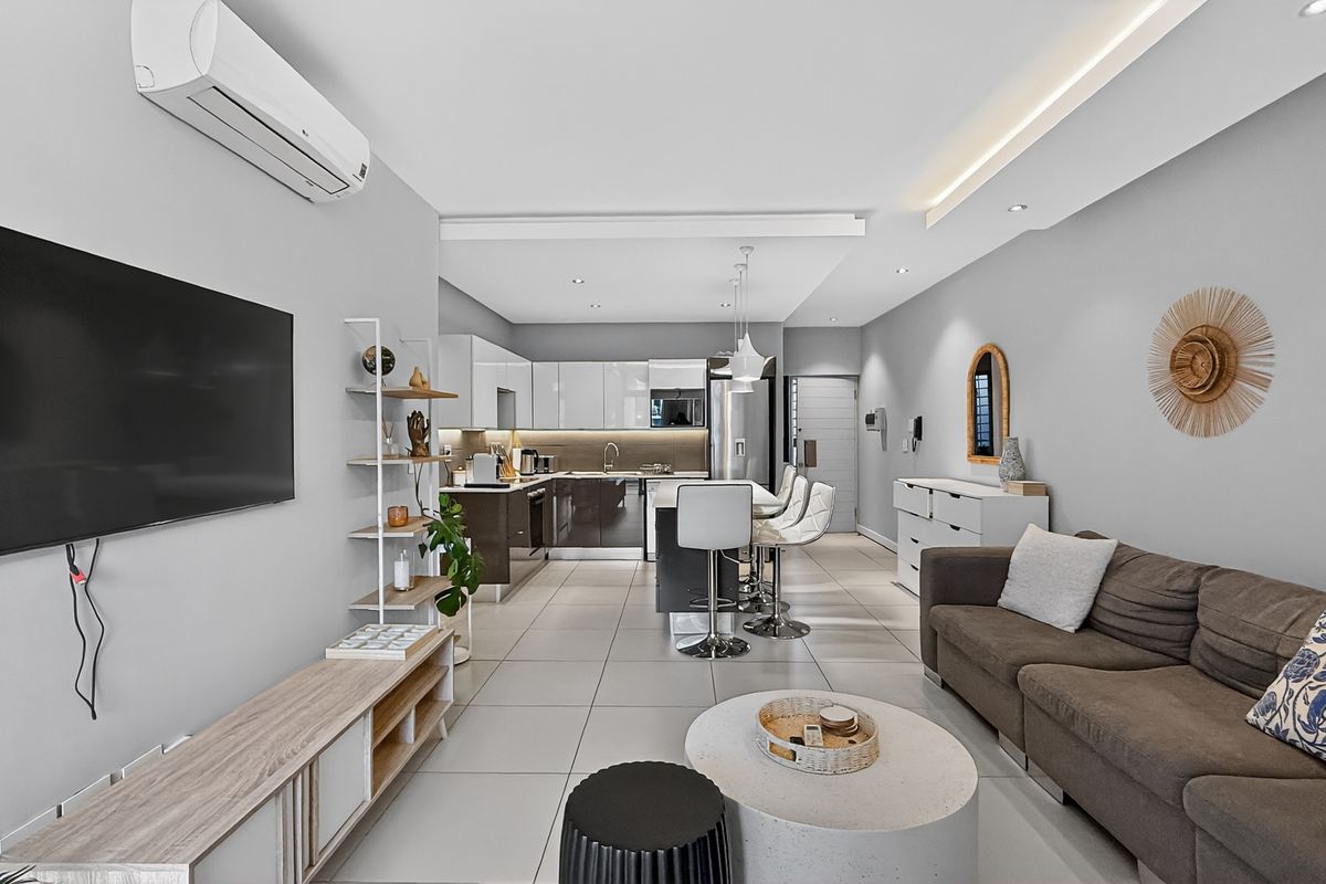 Tastefully designed, Fully Furnished Home in the Heart of Green Point Cape Town - Photo 3
