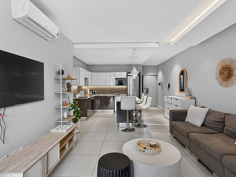 Tastefully designed, Fully Furnished Home in the Heart of Green Point Cape Town - Photo 3