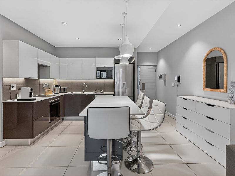 Tastefully designed, Fully Furnished Home in the Heart of Green Point Cape Town - Photo 5