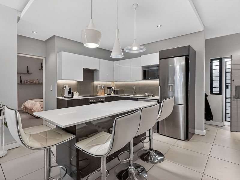 Tastefully designed, Fully Furnished Home in the Heart of Green Point Cape Town - Photo 9