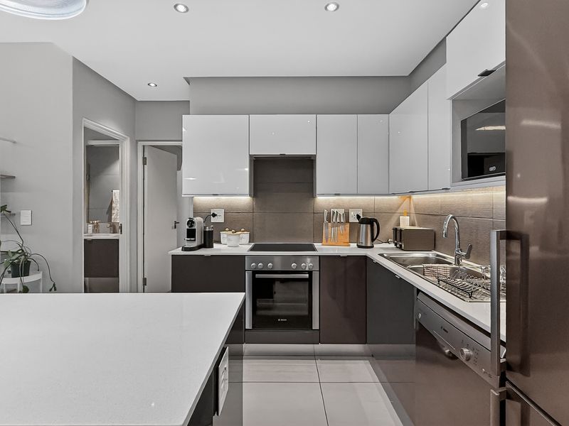 Tastefully designed, Fully Furnished Home in the Heart of Green Point Cape Town - Photo 7