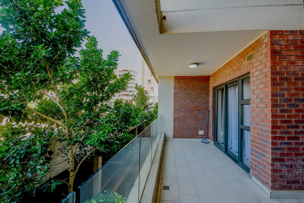 Stylish One-Bedroom Apartment with Double Balcony, Pool & Gym - Photo 3