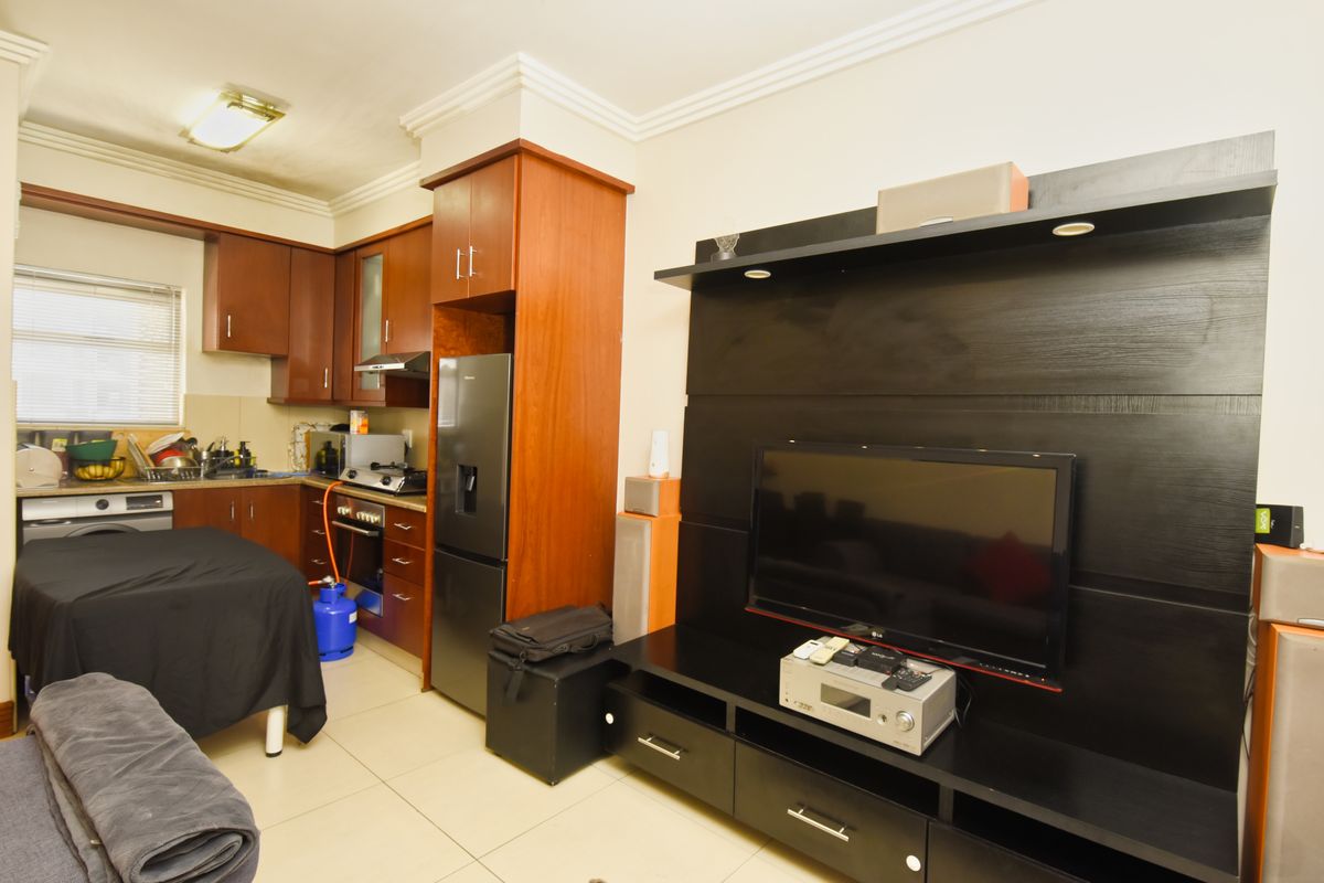 Contemporary One-Bedroom Apartment in the Heart of Umhlanga Ridge - Photo 4