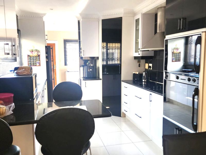 Spacious 3-Bedroom Home in Secure Broadlands Estate. - Photo 3