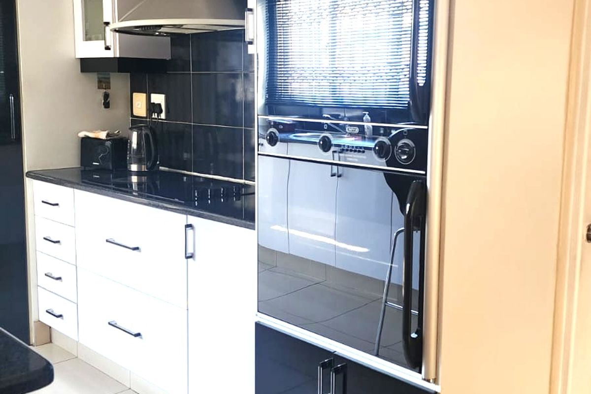 Spacious 3-Bedroom Home in Secure Broadlands Estate. - Photo 4