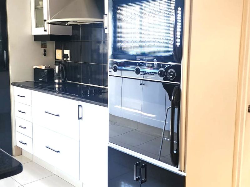 Spacious 3-Bedroom Home in Secure Broadlands Estate. - Photo 4