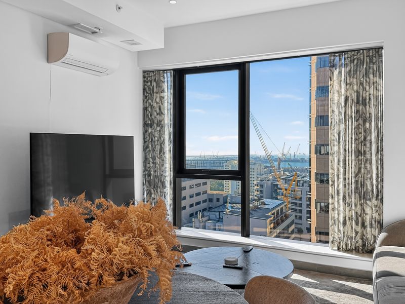 Luxury Living with Iconic Harbour Views in the City! - Photo 9