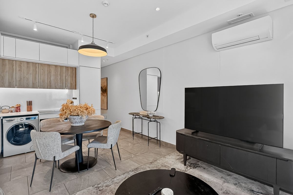 Luxury Living with Iconic Harbour Views in the City! - Photo 5
