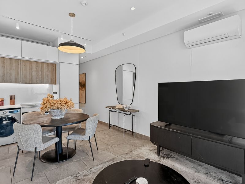 Luxury Living with Iconic Harbour Views in the City! - Photo 5