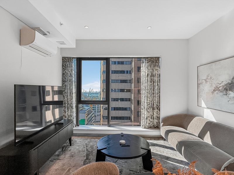 Luxury Living with Iconic Harbour Views in the City! - Photo 8