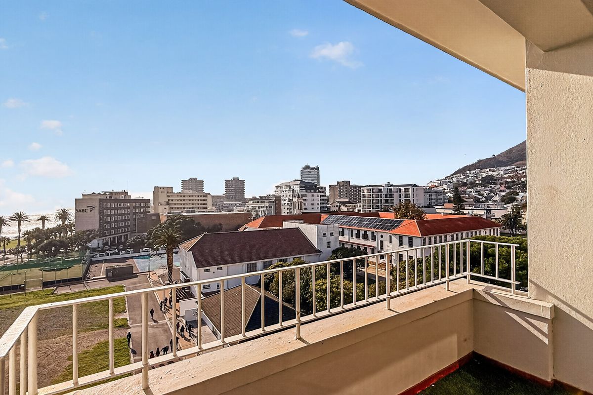 Classic Sea Point Apartment with Beautiful Ocean Views! - Photo 3