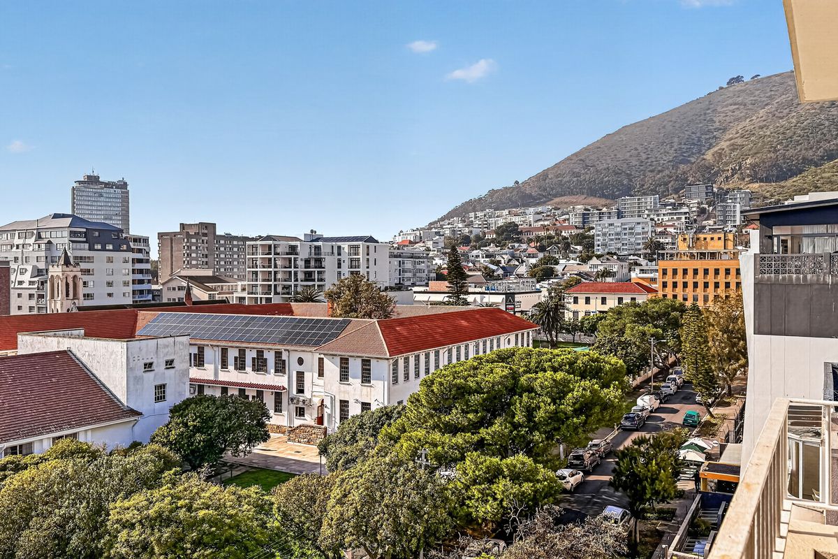 Classic Sea Point Apartment with Beautiful Ocean Views! - Photo 2