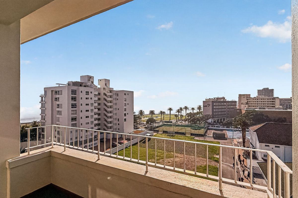 Classic Sea Point Apartment with Beautiful Ocean Views! - Photo 4