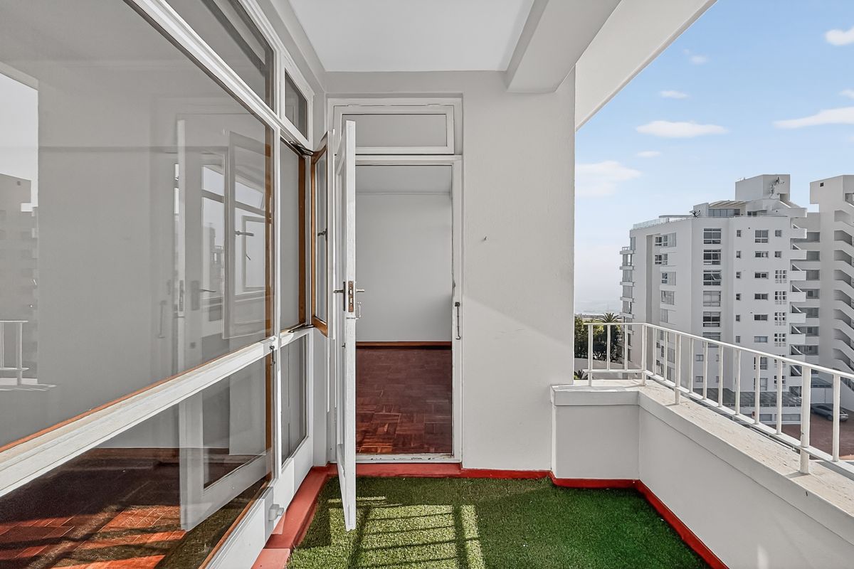Classic Sea Point Apartment with Beautiful Ocean Views! - Photo 5