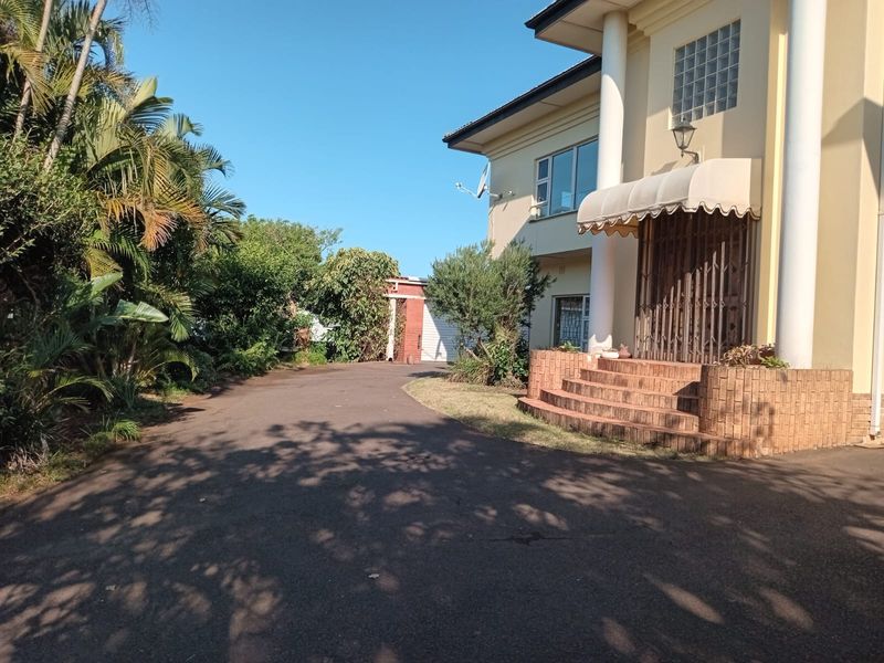 Magnificent 5-bedroom, multi-bathroom home for Sale in Umhlanga. - Photo 1