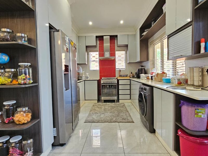 Modern 3-Bedroom Townhouse with Income-Generating Flatlet – Norfolk Valley, Kindlewood Estate - Photo 2