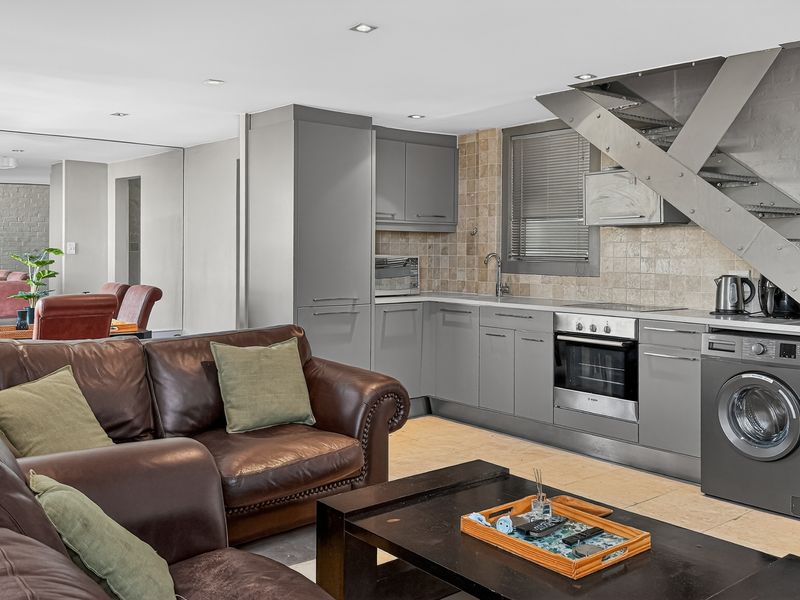 Modern Green Point Apartment with Iconic Cape Town Views - Photo 5