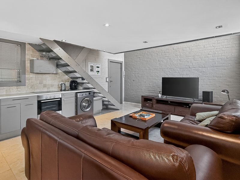 Modern Green Point Apartment with Iconic Cape Town Views - Photo 10