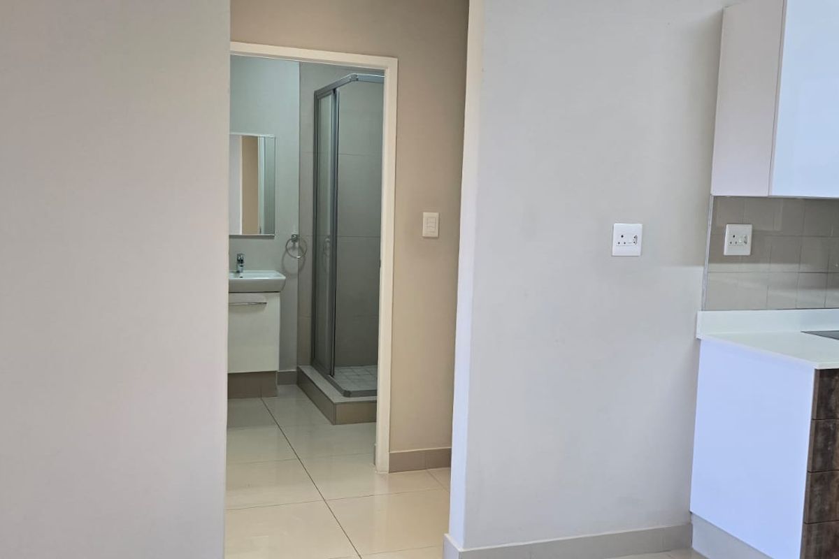 Modern Ground-Floor 1-Bedroom Apartment with Patio & Lifestyle Amenities - Photo 3