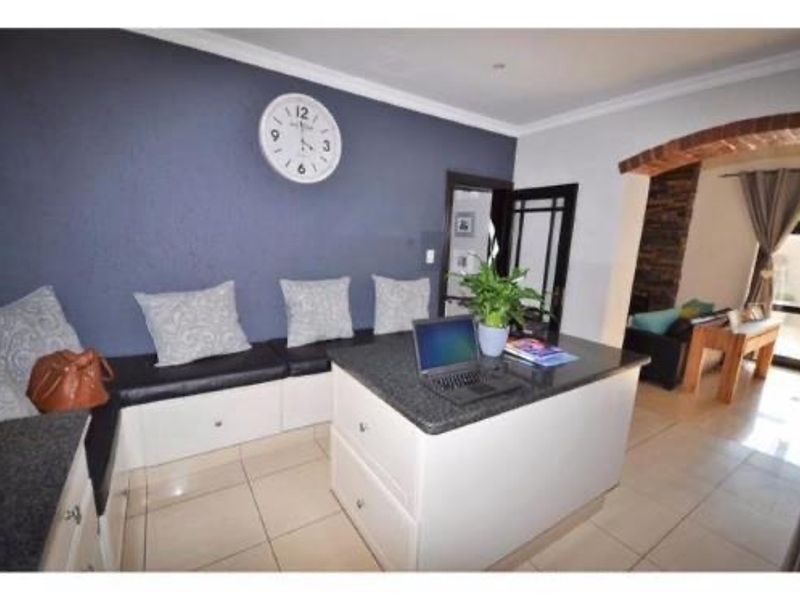 3 Bedroom, 2 Bathroom PLUS office - Photo 10