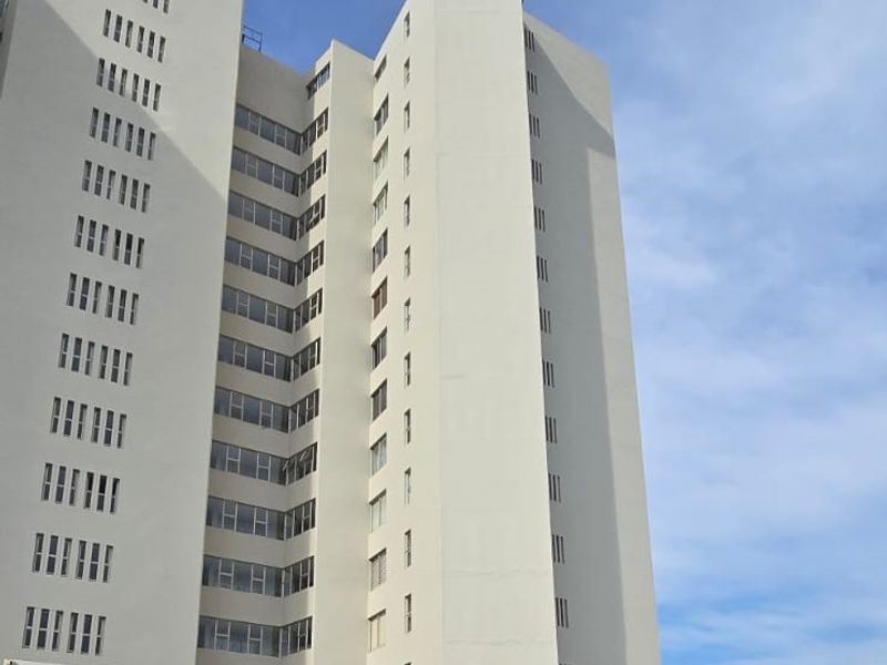 Fully Furnished Beachfront Apartment for Rent in Umhlanga Central - Photo 1