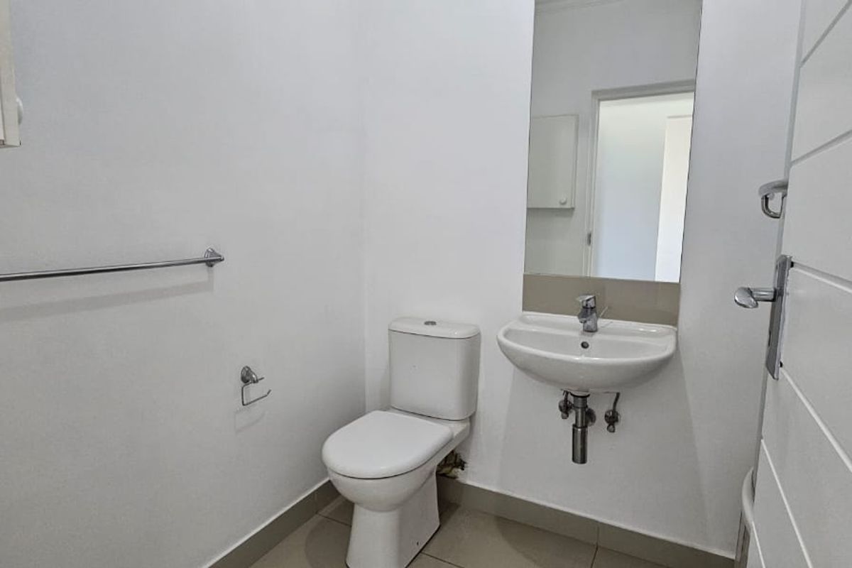 One bedroom available immediately!! - Photo 5