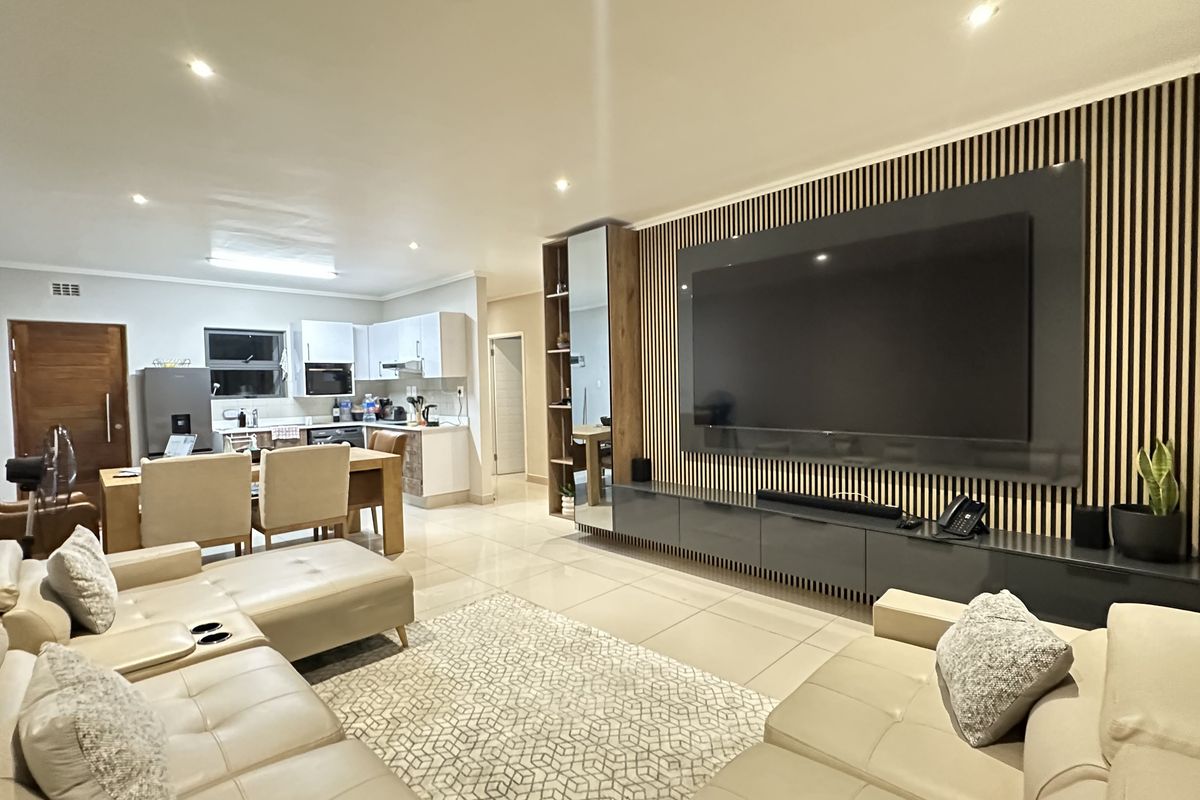 Modern 3-Bedroom, 2-Bathroom Apartment for Sale in the Heart of Umhlanga Ridge - Photo 4
