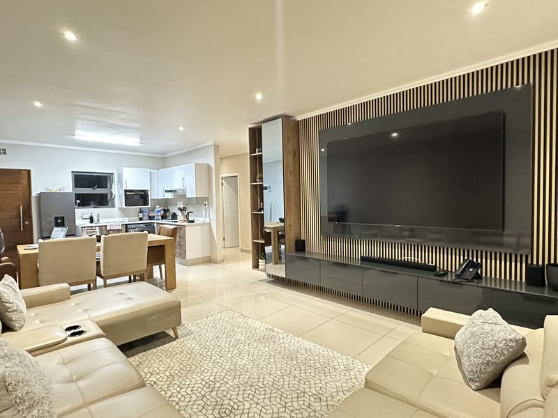 Modern 3-Bedroom, 2-Bathroom Apartment for Sale in the Heart of Umhlanga Ridge - Photo 4