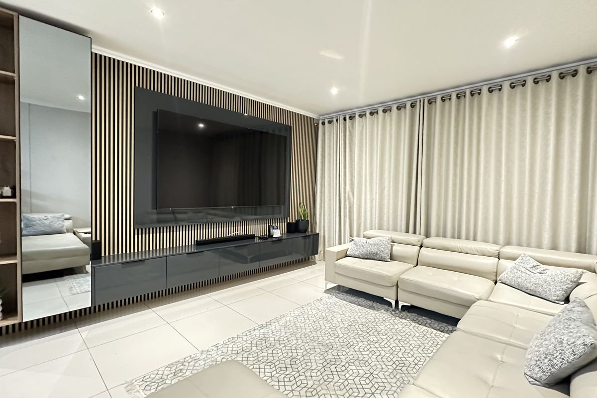 Modern 3-Bedroom, 2-Bathroom Apartment for Sale in the Heart of Umhlanga Ridge - Photo 5