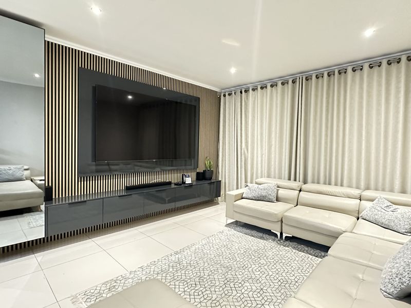 Modern 3-Bedroom, 2-Bathroom Apartment for Sale in the Heart of Umhlanga Ridge - Photo 5