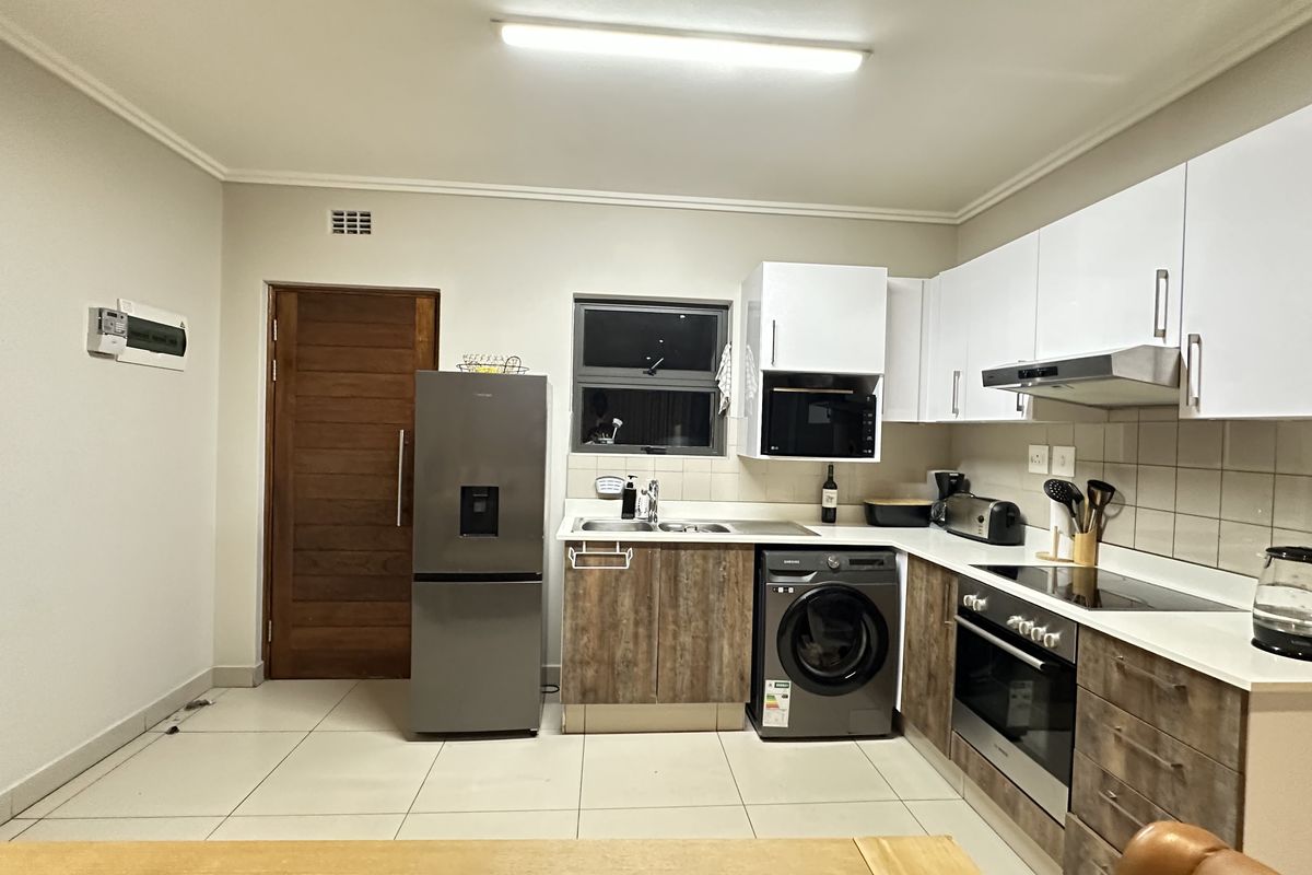 Modern 3-Bedroom, 2-Bathroom Apartment for Sale in the Heart of Umhlanga Ridge - Photo 2