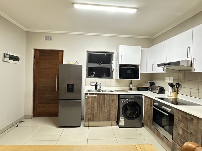 Modern 3-Bedroom, 2-Bathroom Apartment for Sale in the Heart of Umhlanga Ridge - Photo 2
