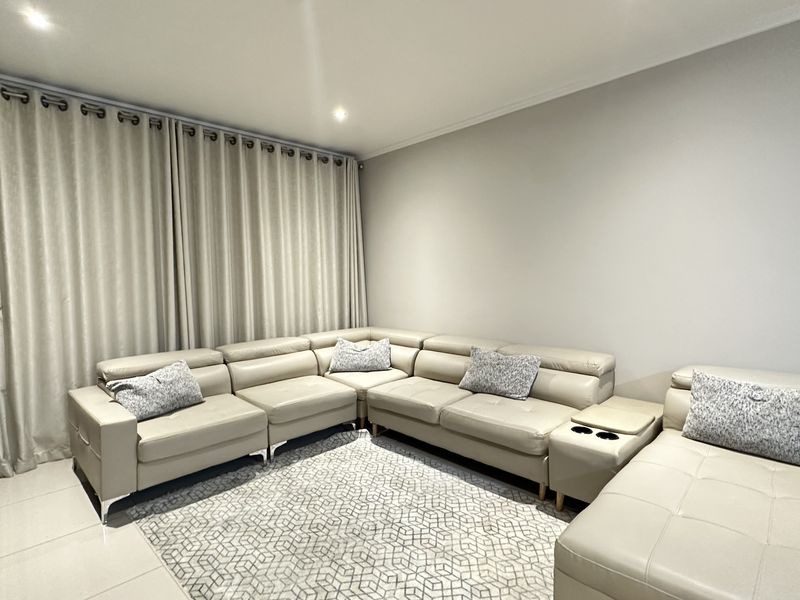 Modern 3-Bedroom, 2-Bathroom Apartment for Sale in the Heart of Umhlanga Ridge - Photo 6