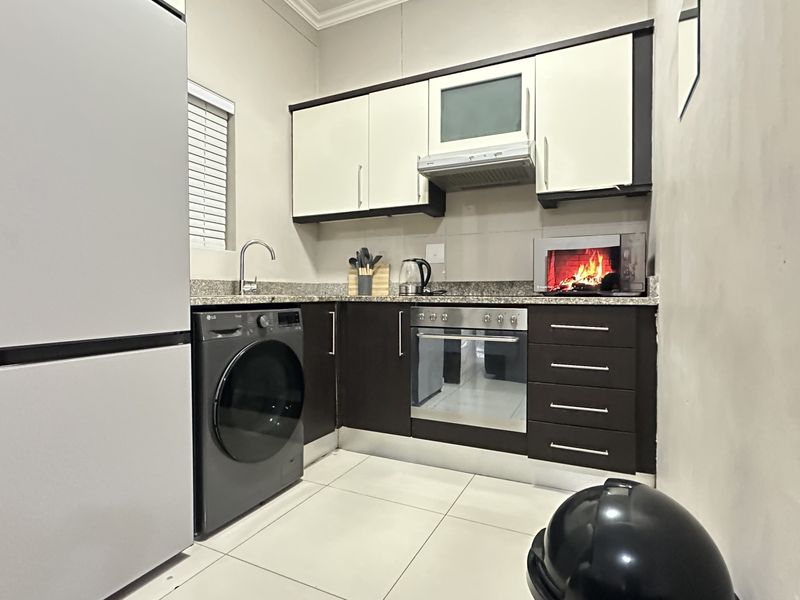 Modern Fully Furnished 2 Bedroom Apartment - Photo 2
