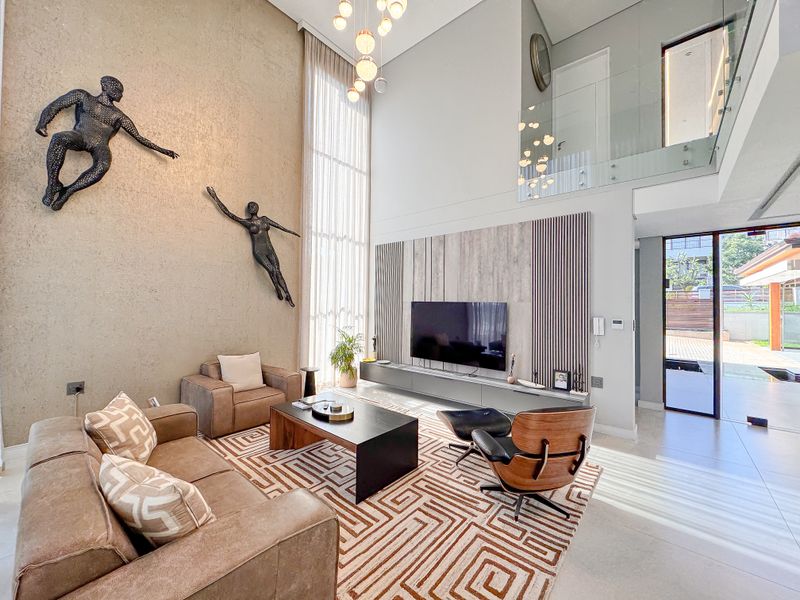 Exclusive 4-Bedroom Luxury Residence in Prestigious Izinga. - Photo 3
