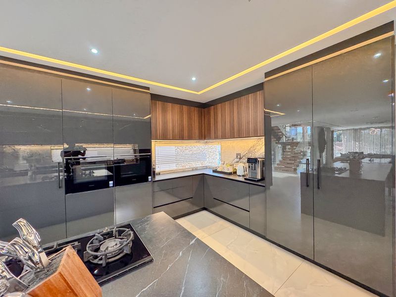 Exclusive 4-Bedroom Luxury Residence in Prestigious Izinga. - Photo 10