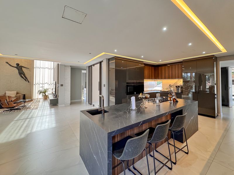 Exclusive 4-Bedroom Luxury Residence in Prestigious Izinga. - Photo 9