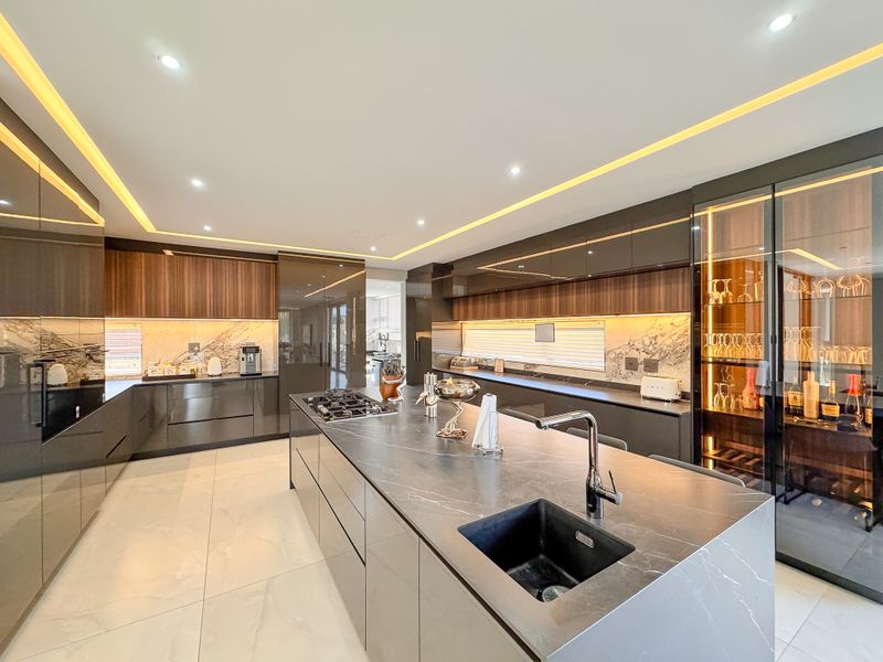 Exclusive 4-Bedroom Luxury Residence in Prestigious Izinga. - Photo 7