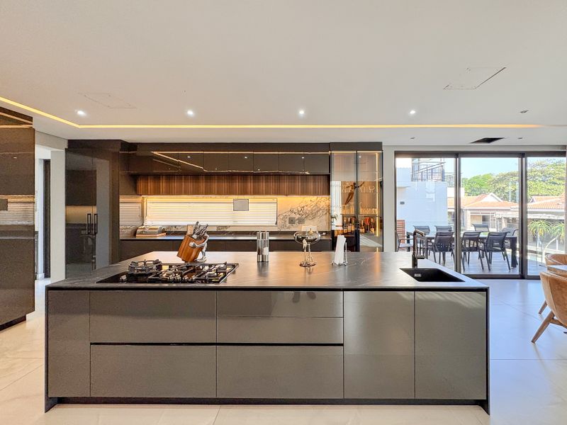 Exclusive 4-Bedroom Luxury Residence in Prestigious Izinga. - Photo 8