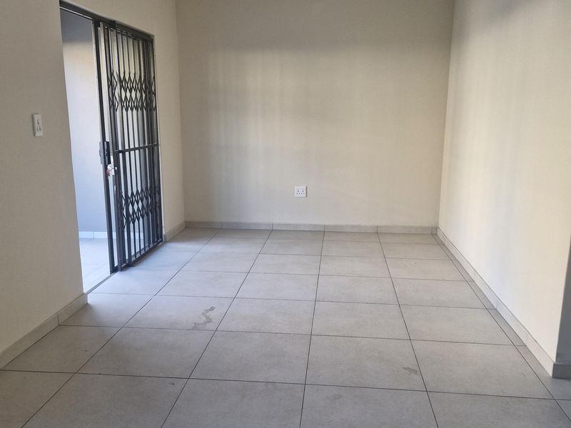 Spacious House to Let - Photo 2