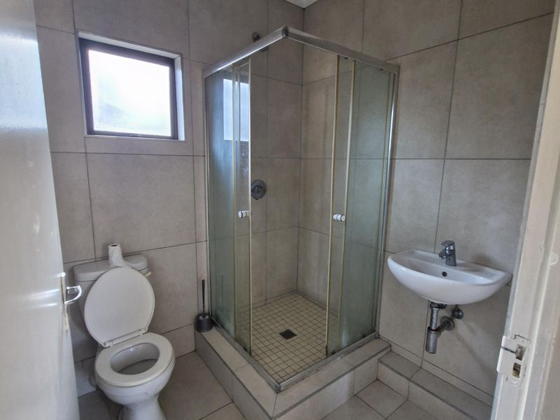 Spacious House to Let - Photo 7