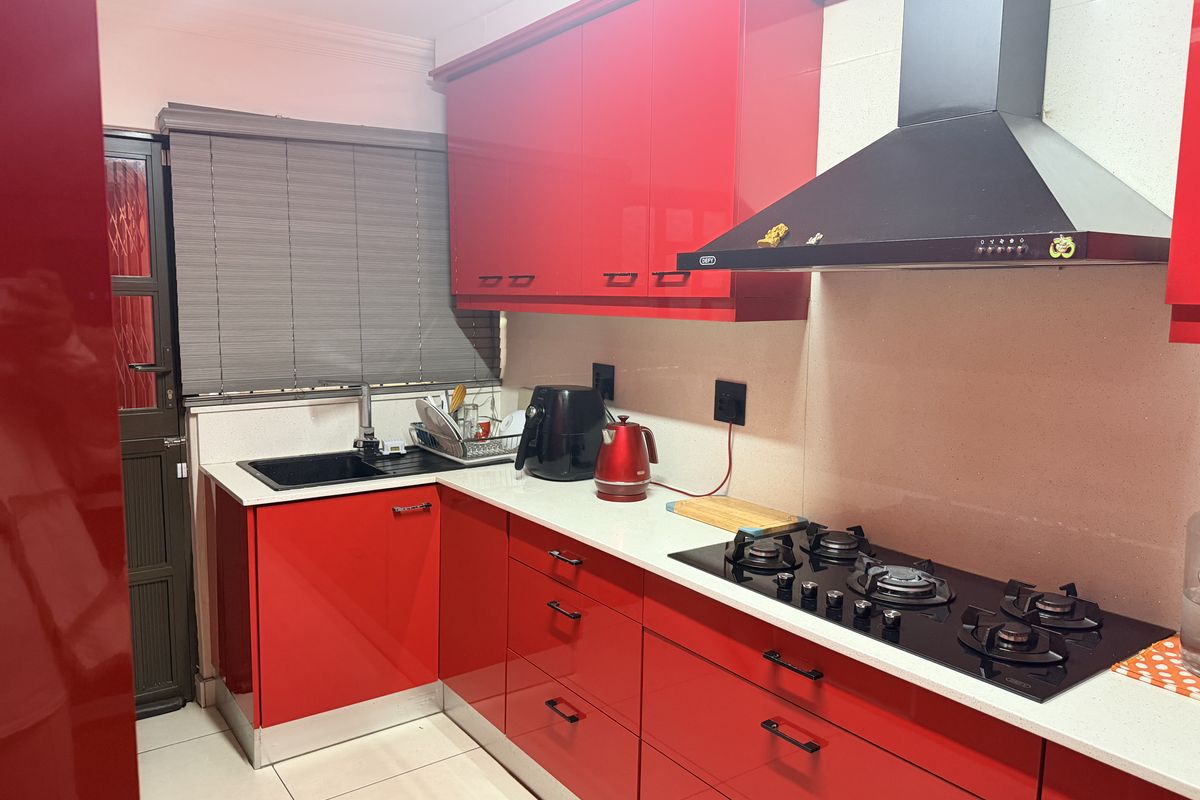3 bedroom Simplex for Sale - Photo 3