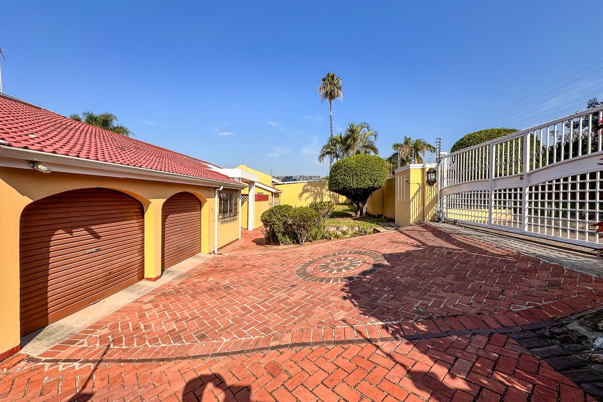 3 Bedroom Home Filled With Character, Space & Endless Potential in Umgeni Park, Durban North - Photo 4