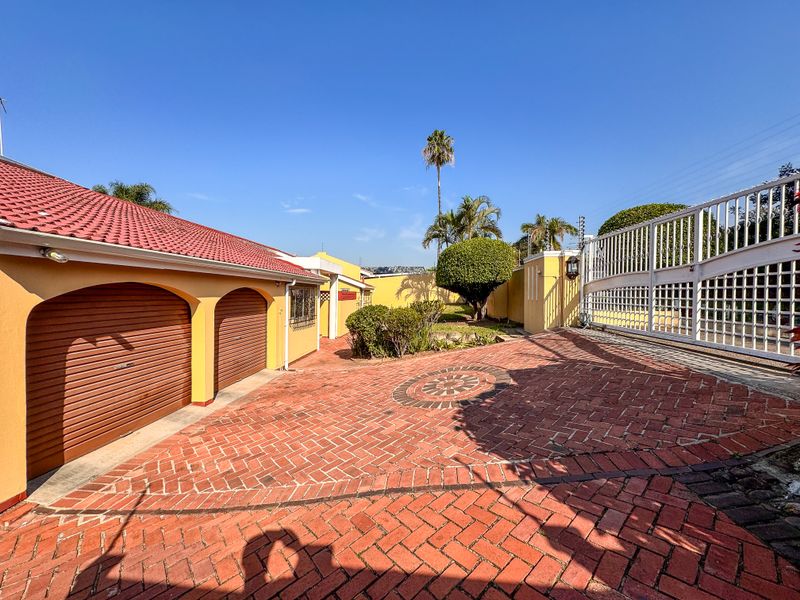 3 Bedroom Home Filled With Character, Space & Endless Potential in Umgeni Park, Durban North - Photo 4